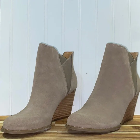 🍀Lucky Brand Youse Taupe Suede Chelsea Wedge Ankle Booties- Women’s 9M - Picture 2 of 9